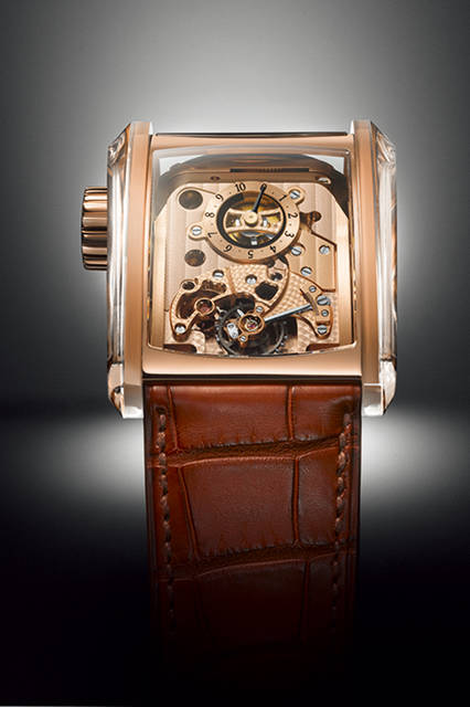 <strong>ブガッティ スーパースポーツ サファイア</strong><br />ケース｜18Kローズゴールド＋サファイアクリスタル<br />サイズ｜縦50.25×横37.1mm<br />厚さ｜23.2mm<br />ムーブメント｜手巻き（Cal.PF374）<br />機能｜パワーリザーブ表示<br />ストラップ｜アリゲーター（エルメス製）<br />防水｜10m<br />発売時期｜入荷未定<br />予価｜6812万5000円(税別）