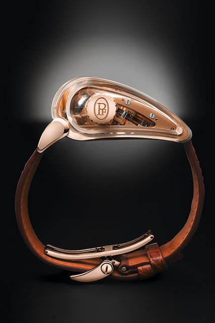 <strong>ブガッティ スーパースポーツ サファイア</strong><br />ケース｜18Kローズゴールド＋サファイアクリスタル<br />サイズ｜縦50.25×横37.1mm<br />厚さ｜23.2mm<br />ムーブメント｜手巻き（Cal.PF374）<br />機能｜パワーリザーブ表示<br />ストラップ｜アリゲーター（エルメス製）<br />防水｜10m<br />発売時期｜入荷未定<br />予価｜6812万5000円(税別）