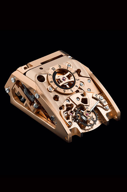 <strong>ブガッティ スーパースポーツ サファイア</strong><br />ケース｜18Kローズゴールド＋サファイアクリスタル<br />サイズ｜縦50.25×横37.1mm<br />厚さ｜23.2mm<br />ムーブメント｜手巻き（Cal.PF374）<br />機能｜パワーリザーブ表示<br />ストラップ｜アリゲーター（エルメス製）<br />防水｜10m<br />発売時期｜入荷未定<br />予価｜6812万5000円(税別）