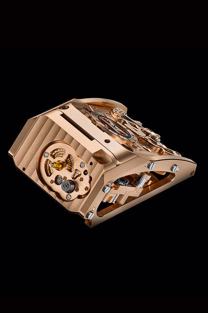 <strong>ブガッティ スーパースポーツ サファイア</strong><br />ケース｜18Kローズゴールド＋サファイアクリスタル<br />サイズ｜縦50.25×横37.1mm<br />厚さ｜23.2mm<br />ムーブメント｜手巻き（Cal.PF374）<br />機能｜パワーリザーブ表示<br />ストラップ｜アリゲーター（エルメス製）<br />防水｜10m<br />発売時期｜入荷未定<br />予価｜6812万5000円(税別）