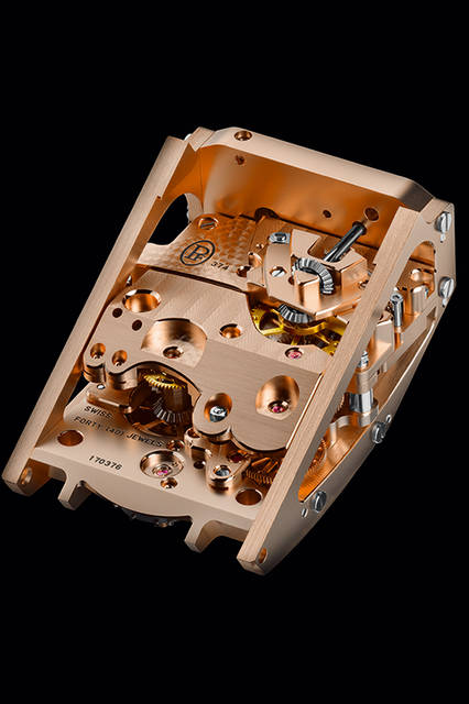 <strong>ブガッティ スーパースポーツ サファイア</strong><br />ケース｜18Kローズゴールド＋サファイアクリスタル<br />サイズ｜縦50.25×横37.1mm<br />厚さ｜23.2mm<br />ムーブメント｜手巻き（Cal.PF374）<br />機能｜パワーリザーブ表示<br />ストラップ｜アリゲーター（エルメス製）<br />防水｜10m<br />発売時期｜入荷未定<br />予価｜6812万5000円(税別）