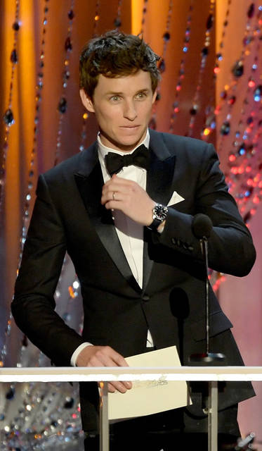 <strong>コンステレーション グローブマスター</strong><br />エディ・レッドメイン着用モデル<br />Ref.130.33.39.21.03.001<br />ケース｜ステンレススチール<br />直径｜39mm<br />ストラップ｜アリゲーター<br />防水｜10気圧<br />価格｜78万8400円