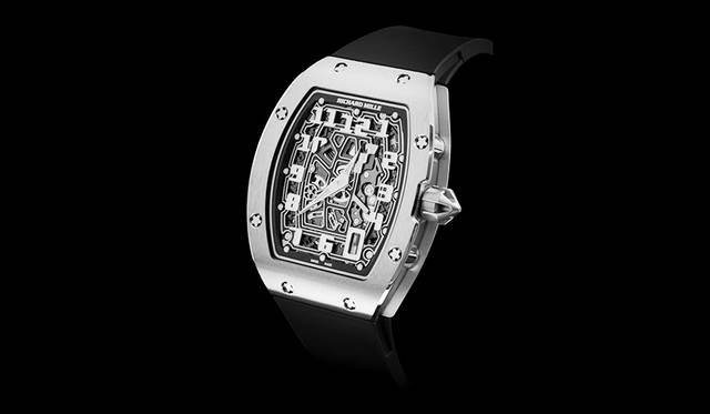 <strong>RM 67-01 オートマティック エクストラフラット</strong><br />ケース｜グレード5チタン<br />サイズ｜縦47.52×横38.7mm<br />厚さ｜7.75mm<br />ムーブメント｜自動巻き（Cal.CRMA6）<br />機能｜ファンクションインジケーター<br />ストラップ｜ラバー<br />防水｜50m<br />発売時期｜2016年秋予定<br />予価│970万円（税別）