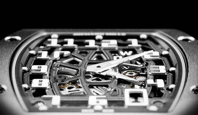 <strong>RM 67-01 オートマティック エクストラフラット</strong><br />ケース｜グレード5チタン<br />サイズ｜縦47.52×横38.7mm<br />厚さ｜7.75mm<br />ムーブメント｜自動巻き（Cal.CRMA6）<br />機能｜ファンクションインジケーター<br />ストラップ｜ラバー<br />防水｜50m<br />発売時期｜2016年秋予定<br />予価│970万円（税別）