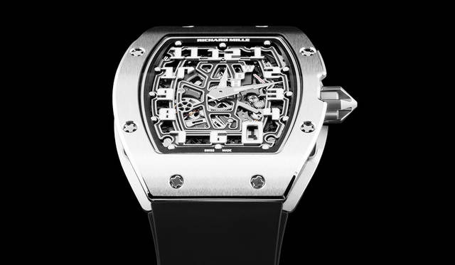 <strong>RM 67-01 オートマティック エクストラフラット</strong><br />ケース｜グレード5チタン<br />サイズ｜縦47.52×横38.7mm<br />厚さ｜7.75mm<br />ムーブメント｜自動巻き（Cal.CRMA6）<br />機能｜ファンクションインジケーター<br />ストラップ｜ラバー<br />防水｜50m<br />発売時期｜2016年秋予定<br />予価│970万円（税別）