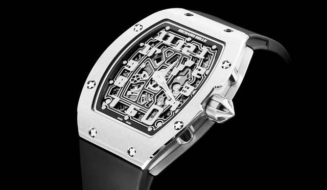 <strong>RM 67-01 オートマティック エクストラフラット</strong><br />ケース｜グレード5チタン<br />サイズ｜縦47.52×横38.7mm<br />厚さ｜7.75mm<br />ムーブメント｜自動巻き（Cal.CRMA6）<br />機能｜ファンクションインジケーター<br />ストラップ｜ラバー<br />防水｜50m<br />発売時期｜2016年秋予定<br />予価│970万円（税別）