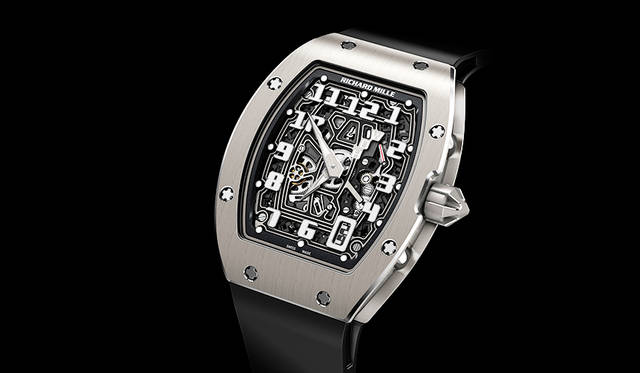 <strong>RM 67-01 オートマティック エクストラフラット</strong><br />ケース｜グレード5チタン<br />サイズ｜縦47.52×横38.7mm<br />厚さ｜7.75mm<br />ムーブメント｜自動巻き（Cal.CRMA6）<br />機能｜ファンクションインジケーター<br />ストラップ｜ラバー<br />防水｜50m<br />発売時期｜2016年秋予定<br />予価│970万円（税別）