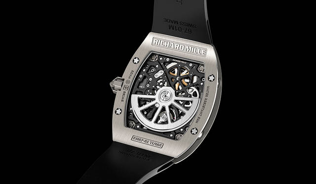 <strong>RM 67-01 オートマティック エクストラフラット</strong><br />ケース｜グレード5チタン<br />サイズ｜縦47.52×横38.7mm<br />厚さ｜7.75mm<br />ムーブメント｜自動巻き（Cal.CRMA6）<br />機能｜ファンクションインジケーター<br />ストラップ｜ラバー<br />防水｜50m<br />発売時期｜2016年秋予定<br />予価│970万円（税別）