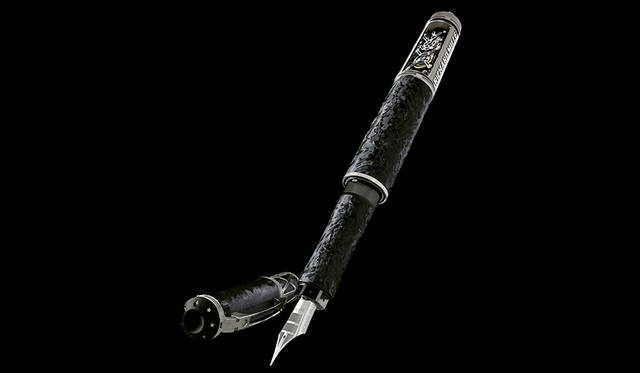 <strong>RMS 05</strong><br />ケース｜NTPT®カーボン、チタン<br />サイズ｜152.95 × 17.40 mm<br />発売時期｜2016年年内予定<br />予価｜1300万円（税別）