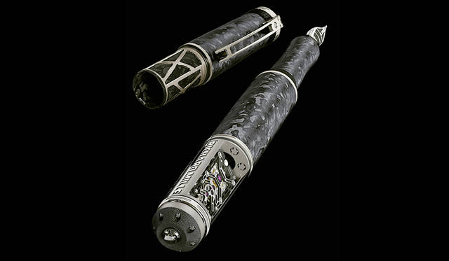 <strong>RMS 05</strong><br />ケース｜NTPT®カーボン、チタン<br />サイズ｜152.95 × 17.40 mm<br />発売時期｜2016年年内予定<br />予価｜1300万円（税別）