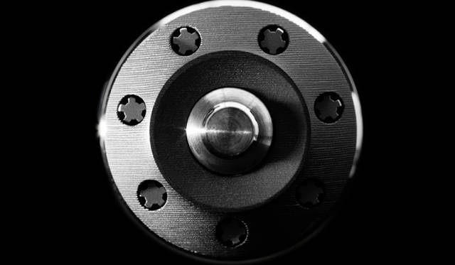 <strong>RMS 05</strong><br />ケース｜NTPT®カーボン、チタン<br />サイズ｜152.95 × 17.40 mm<br />発売時期｜2016年年内予定<br />予価｜1300万円（税別）