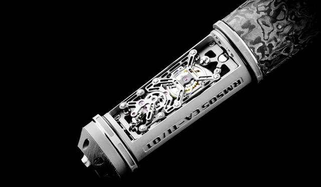 <strong>RMS 05</strong><br />ケース｜NTPT®カーボン、チタン<br />サイズ｜152.95 × 17.40 mm<br />発売時期｜2016年年内予定<br />予価｜1300万円（税別）