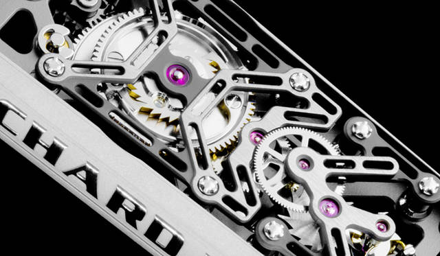 <strong>RMS 05</strong><br />ケース｜NTPT®カーボン、チタン<br />サイズ｜152.95 × 17.40 mm<br />発売時期｜2016年年内予定<br />予価｜1300万円（税別）