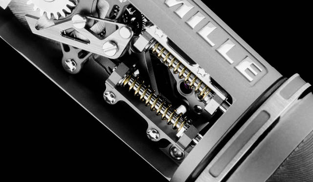 <strong>RMS 05</strong><br />ケース｜NTPT®カーボン、チタン<br />サイズ｜152.95 × 17.40 mm<br />発売時期｜2016年年内予定<br />予価｜1300万円（税別）