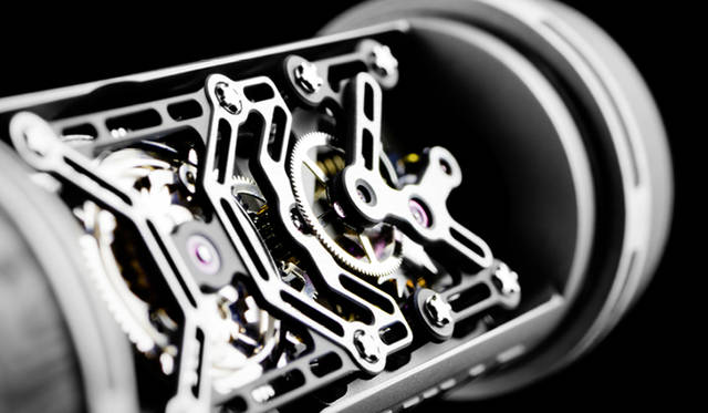 <strong>RMS 05</strong><br />ケース｜NTPT®カーボン、チタン<br />サイズ｜152.95 × 17.40 mm<br />発売時期｜2016年年内予定<br />予価｜1300万円（税別）