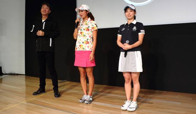 左から、メルセデス・ベンツ日本の上野金太郎代表取締役社長、プロゴルファーの松森彩夏選手、森美穂選手