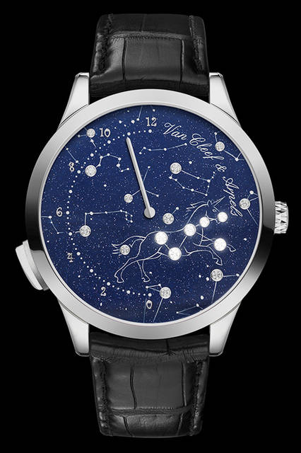 <strong>ミッドナイト ニュイ リュミヌーズ ウォッチ</strong><br />ケース｜18Kホワイトゴールド<br />直径｜42mm<br />ムーブメント｜自動巻き<br />機能｜レトログラード時刻表示（時針のみのワンハンド表示）、ライト オンデマンド（圧電現象による発電・発光機能）<br />ストラップ｜アリゲーター<br />発売時期｜未定<br />予価｜未定