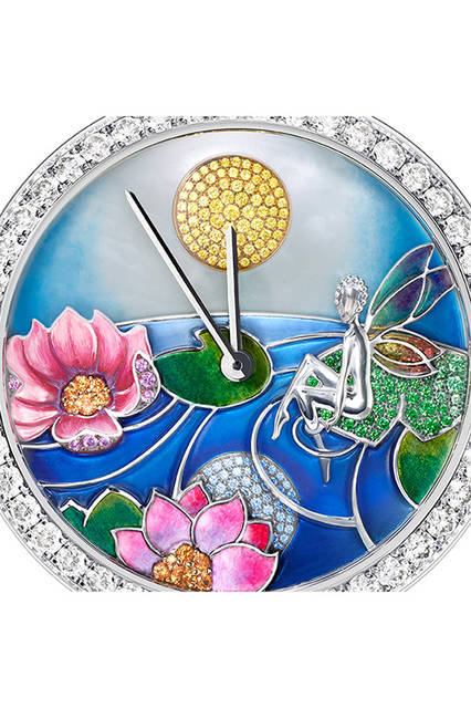 <strong>レディ アーペル ジュール ニュイ フェ オンディーヌ ウォッチ</strong><br  />ケース｜18Kホワイトゴールド（ダイヤモンド付き）<br  />直径｜38mm<br  />厚さ｜11.8mm<br  />ムーブメント｜手巻き<br  />機能｜デイ／ナイト表示<br  />ストラップ｜アリゲーター<br  />防水｜3気圧<br  />発売時期｜2016年12月予定<br  />予価｜1550万円（税別）