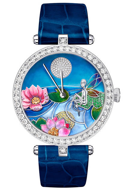 <strong>レディ アーペル ジュール ニュイ フェ オンディーヌ ウォッチ</strong><br  />ケース｜18Kホワイトゴールド（ダイヤモンド付き）<br  />直径｜38mm<br  />厚さ｜11.8mm<br  />ムーブメント｜手巻き<br  />機能｜デイ／ナイト表示<br  />ストラップ｜アリゲーター<br  />防水｜3気圧<br  />発売時期｜2016年12月予定<br  />予価｜1550万円（税別）