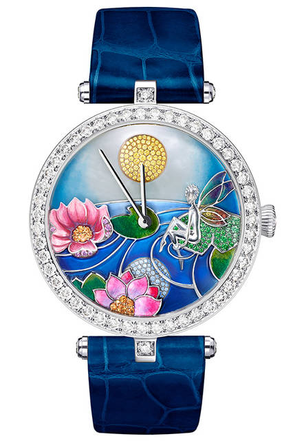 <strong>レディ アーペル ジュール ニュイ フェ オンディーヌ ウォッチ</strong><br  />ケース｜18Kホワイトゴールド（ダイヤモンド付き）<br  />直径｜38mm<br  />厚さ｜11.8mm<br  />ムーブメント｜手巻き<br  />機能｜デイ／ナイト表示<br  />ストラップ｜アリゲーター<br  />防水｜3気圧<br  />発売時期｜2016年12月予定<br  />予価｜1550万円（税別）