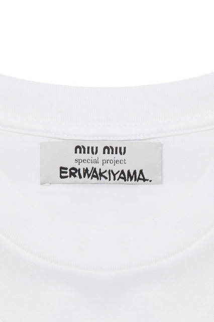 ミュウミュウ ポップアップストア、伊勢丹新宿店にオープン<br><br>Tシャツ 3万5640円<br><br>ウェアには彼女の名前入りスペシャル・タグ