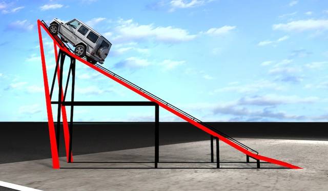 最高地点約9メートル、最大傾斜角約45度の「MOUNTAIN CLIMB」