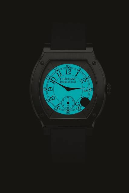 <strong>エレガント 48mm</strong><br />ケース｜チタン<br />サイズ｜縦48mm x　横40㎜<br />厚さ｜7.80 mm<br />ムーブメント｜エレクトロメカニカル（Cal.1210）<br />機能｜モーションディテクターによるスタンバイモード、着用時自動式時間合わせ<br />ストラップ｜ラバー<br />発売時期｜2016年秋冬予定<br />予価｜140万円（税別）