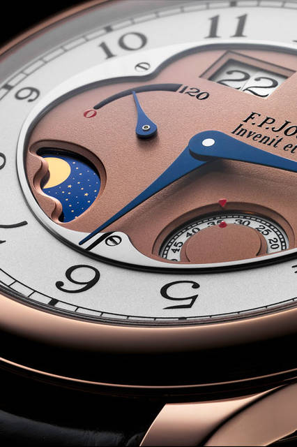 <strong>オクタ・ディヴィーヌ</strong><br />ケース｜18Kローズゴールド<br />直径｜40mmまたは42mm<br />厚さ｜10.6 mm<br />ムーブメント｜自動巻き（Cal.1300.3）<br />パワーリザーブ｜160時間±12時間（120時間表示）<br />機能｜ムーンフェイズ、ビッグデイト、パワーリザーブ表示、スモールセコンド<br />ストラップ｜アリゲーター<br />発売中<br />価格｜540万8000円（税別）