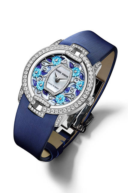 <strong>ブロッサム ベルベット ブルー</strong><br />ケース｜ダイヤモンドセット18Kホワイトゴールド<br />直径｜36mm<br />厚さ｜8.77mm<br />ムーブメント｜自動巻き（Cal.RD821)<br />ストラップ｜ブルーファブリック（サテン仕上げ）<br />防水｜3気圧<br />発売時期｜2016年夏予定<br />予価｜984万円（税別）