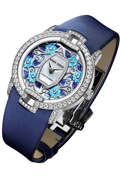 <strong>ブロッサム ベルベット ブルー</strong><br />ケース｜ダイヤモンドセット18Kホワイトゴールド<br />直径｜36mm<br />厚さ｜8.77mm<br />ムーブメント｜自動巻き（Cal.RD821)<br />ストラップ｜ブルーファブリック（サテン仕上げ）<br />防水｜3気圧<br />発売時期｜2016年夏予定<br />予価｜984万円（税別）