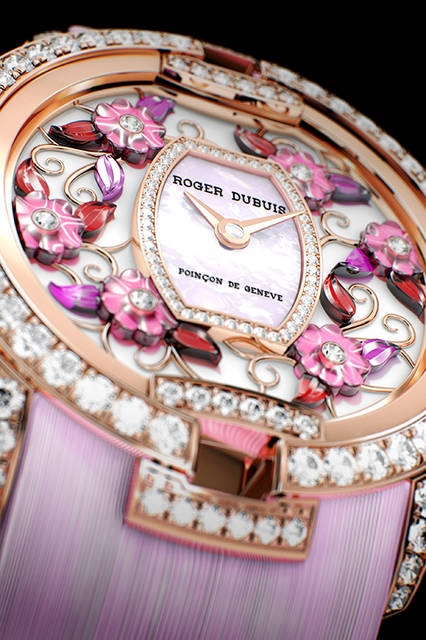 <strong>ブロッサム ベルベット ピンク</strong><br />ケース｜ダイヤモンド付き18Kローズゴールド<br />直径｜36mm<br />厚さ｜8.77mm<br />ムーブメント｜自動巻き（Cal.RD821)<br />ストラップ｜ピンクファブリック（サテン仕上げ）<br />防水｜3気圧<br />発売時期｜2016年夏予定<br />予価｜919万（税別）