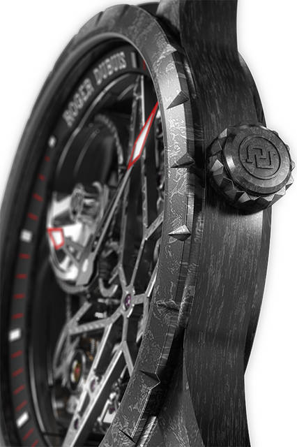 <strong>エクスカリバー 42 オートマティック スケルトン カーボン</strong><br />ケース｜カーボンファイバー<br />直径｜42mm<br />厚さ｜12.14mm<br />ムーブメント｜自動巻き（Cal.RD820SQ）<br />ストラップ｜アリゲーターとラバーのバイマテリアル<br />防水｜30ｍ<br />発売時期｜2016年夏予定<br />予価｜774万円（税別）