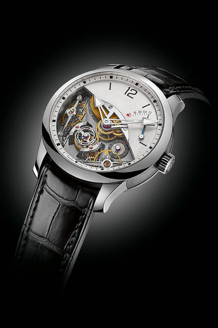 <strong>ダブルバランシエール</strong><br />ケース｜18Kホワイトゴールドケース<br />直径｜43mm<br />厚さ｜11.38mm<br />ムーブメント｜手巻き（Cal.GF04）<br />機能｜テンプおよびヒゲゼンマイの二重搭載、ゼンマイトルクを保つためのコンスタントディファレンシャル機構、パワーリザーブ表示<br />ストラップ｜アリゲーター<br />防水｜3気圧<br />限定数｜33本<br />発売時期｜2016年5月<br />予価｜35万スイスフラン（税別）