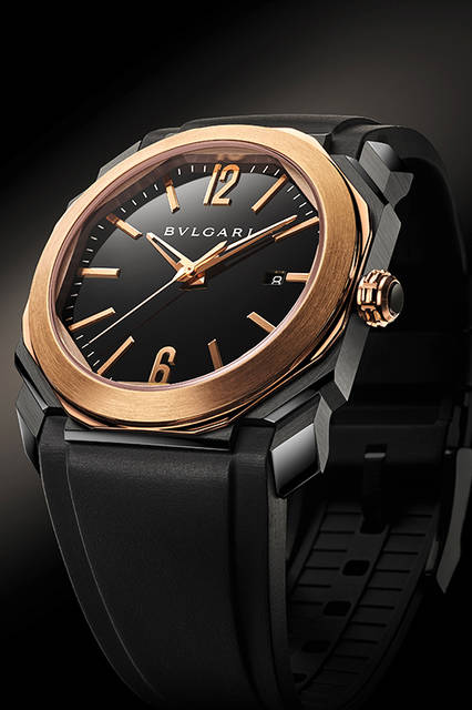 <strong>オクト ウルトラネロ</strong><br />ケース｜ブラックDLC加工ステンレススチール＋18Kピンクゴールドベゼル<br />直径｜41mm<br />厚さ｜10.6mm<br />ムーブメント｜自動巻き（Cal.193）<br />機能｜日付表示<br />ストラップ｜ラバー<br />防水｜100ｍ<br />発売時期｜2016年4月予定<br />予価｜122万円（税別）