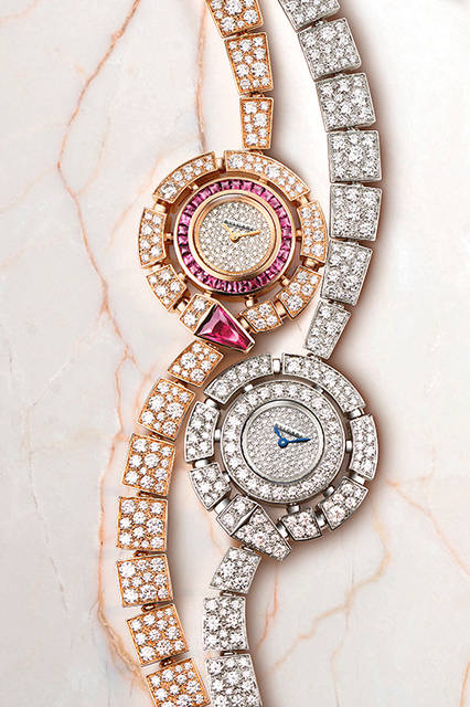 <strong>セルペンティ インカンターティ</strong>（写真左）<br/>ケース｜18Kピンクゴールド<br/>直径｜30mm<br/>ムーブメント｜クォーツ<br/>ブレスレット｜18Kピンクゴールド<br/>防水｜3気圧<br/>発売時期｜2016年4月予定<br/>予価｜849万円（税別）<br/><br/><strong>セルペンティ インカンターティ</strong>（写真右）<br/>ケース｜18Kホワイトゴールド（ケースとブレスレットに合計251粒のブリリアントカット・ダイヤモンド、文字盤には116粒のダイヤモンドをセッテイング）<br/>直径｜30mm<br/>ムーブメント｜クォーツ<br/>ブレスレット｜18Kホワイトゴールド<br />防水｜3気圧<br />発売時期｜2016年7月予定<br />予価｜965万円（税別）