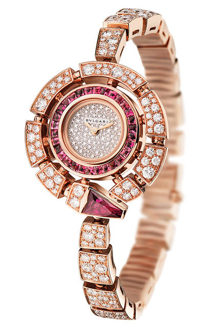 <strong>セルペンティ インカンターティ</strong>（写真左）<br/>ケース｜18Kピンクゴールド<br/>直径｜30mm<br/>ムーブメント｜クォーツ<br/>ブレスレット｜18Kピンクゴールド<br/>防水｜3気圧<br/>発売時期｜2016年4月予定<br/>予価｜849万円（税別）