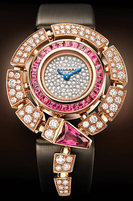 <strong>セルペンティ インカンターティ</strong>（写真左）<br/>ケース｜18Kピンクゴールド<br/>直径｜30mm<br/>ムーブメント｜クォーツ<br/>ストラップ｜サテン<br/>防水｜■気圧<br/>発売時期｜2016年■月予定<br/>予価｜0000万円（税別）