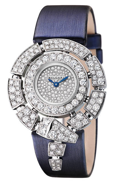 <strong>セルペンティ インカンターティ</strong><br/>ケース｜18Kホワイトゴールド（ケースとブレスレットに合計251粒のブリリアントカット・ダイヤモンド、文字盤には116粒のダイヤモンドをセッテイング）<br/>直径｜30mm<br/>ムーブメント｜クォーツ<br/>ストラップ｜サテン<br />防水｜■気圧<br />発売時期｜2016年■月予定<br />予価｜965万円（税別）