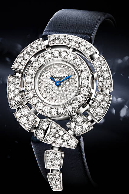 <strong>セルペンティ インカンターティ</strong><br/>ケース｜18Kホワイトゴールド（ケースとブレスレットに合計132粒のブリリアントカット・ダイヤモンド、文字盤には116粒のダイヤモンドをセッテイング）<br/>直径｜30mm<br/>ムーブメント｜クォーツ<br/>ストラップ｜サテン<br />防水｜3気圧<br />発売時期｜2016年7月予定<br />予価｜542万円（税別）