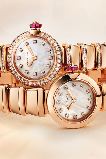 <strong>ピッコラ ルチェア</strong>（写真上）<br />ケース｜18Kピンクゴールド<br />直径｜23mm<br />ムーブメント｜クォーツ<br />ブレスレット｜18Kピンクゴールド<br />防水｜3気圧<br />発売時期｜2016年4月予定<br />予価｜356万円（税別）<br /><br /><strong>ピッコラ ルチェア</strong>（写真下）<br />ケース｜18Kピンクゴールド<br />直径｜23mm<br />ムーブメント｜クォーツ<br />ストラップ｜18Kピンクゴールド<br />防水｜3気圧<br />発売時期｜2016年7月予定<br />予価｜268万円（税別）