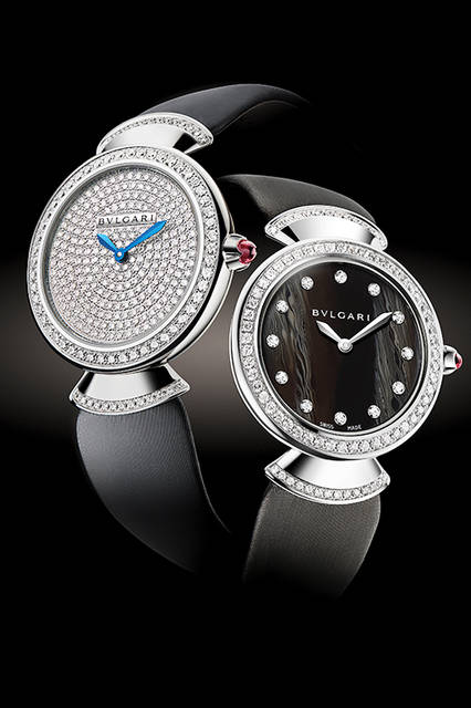 <strong>ディーヴァ</strong>（写真左）<br />ケース｜18Kホワイトゴールド（文字盤には、233個のパヴェダイヤル）<br />直径｜30mm<br />ムーブメント｜クォーツ<br />ストラップ｜サテン<br />防水｜3気圧<br />発売時期｜2016年5月予定<br />予価｜325万円（税別）<br /><br /><strong>ディーヴァ</strong>（写真右）<br />ケース｜18Kホワイトゴールド（78個のブリリアントカット・ダイヤモンド付き）<br />直径｜30mm<br />ムーブメント｜クォーツ<br />ストラップ｜サテン<br />防水｜3気圧<br />発売時期｜2016年5月予定<br />予価｜207万円（税別）