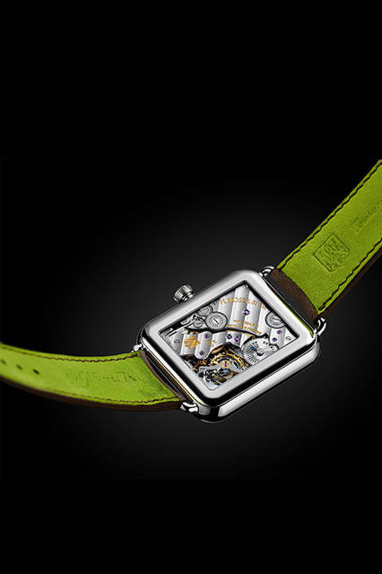 <strong>スイス アルプ ウォッチ</strong><br />ケース｜18Kホワイトゴールド<br />サイズ｜縦44×横38.2mm<br />厚さ｜10.3mm<br />ムーブメント｜手巻き（Cal.HMC324）<br />機能｜パワーリザーブ表示（ムーブメントの受け板上に配置）<br />ストラップ｜クーズーレザー<br />防水｜日常生活<br />限定数｜50本<br />発売時期｜2016年4月<br />予価｜300万円（税別）