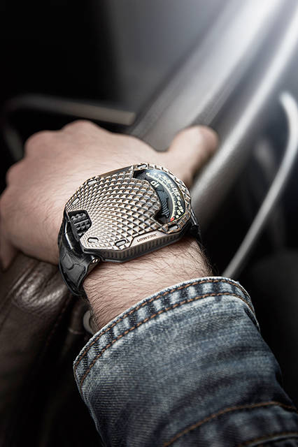 <strong>UR-105 T-REX</strong><br />ケース｜ブラックでコートしたブロンズ、ケースバックはブラックPVD加工チタン<br />サイズ｜縦53×横39.5mm<br />厚さ｜16.8mm<br />ムーブメント｜自動巻き（Cal.UR 5.02）<br />機能｜4つの回転する円盤で時刻を表示するアワーサテライト機構<br />ストラップ｜アリゲーター<br />防水｜3気圧<br />限定数｜22本<br />発売時期｜2016年4月<br />価格｜880万円（税別）