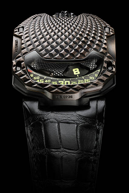 <strong>UR-105 T-REX</strong><br />ケース｜ブラックでコートしたブロンズ、ケースバックはブラックPVD加工チタン<br />サイズ｜縦53×横39.5mm<br />厚さ｜16.8mm<br />ムーブメント｜自動巻き（Cal.UR 5.02）<br />機能｜4つの回転する円盤で時刻を表示するアワーサテライト機構<br />ストラップ｜アリゲーター<br />防水｜3気圧<br />限定数｜22本<br />発売時期｜2016年4月<br />価格｜880万円（税別）