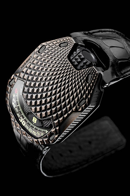 <strong>UR-105 T-REX</strong><br />ケース｜ブラックでコートしたブロンズ、ケースバックはブラックPVD加工チタン<br />サイズ｜縦53×横39.5mm<br />厚さ｜16.8mm<br />ムーブメント｜自動巻き（Cal.UR 5.02）<br />機能｜4つの回転する円盤で時刻を表示するアワーサテライト機構<br />ストラップ｜アリゲーター<br />防水｜3気圧<br />限定数｜22本<br />発売時期｜2016年4月<br />価格｜880万円（税別）