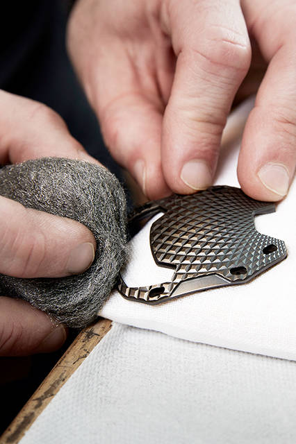 <strong>UR-105 T-REX</strong><br />ケース｜ブラックでコートしたブロンズ、ケースバックはブラックPVD加工チタン<br />サイズ｜縦53×横39.5mm<br />厚さ｜16.8mm<br />ムーブメント｜自動巻き（Cal.UR 5.02）<br />機能｜4つの回転する円盤で時刻を表示するアワーサテライト機構<br />ストラップ｜アリゲーター<br />防水｜3気圧<br />限定数｜22本<br />発売時期｜2016年4月<br />価格｜880万円（税別）