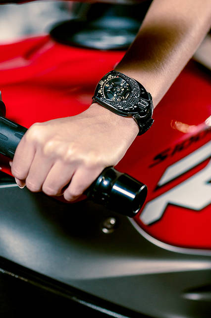 <strong>UR-106 ブラックロータス</strong><br />ケース｜ブラックダイヤモンド付きブラックPVD加工ステンレススチール）<br />サイズ｜縦49.4×横35mm<br />厚さ｜14.45mm<br />ムーブメント｜自動巻き（Cal.UR 6.01）<br />機能｜3つの回転する円盤で時刻を表示するアワーサテライト機構、ムーンフェイズ<br />ストラップ｜アリゲーター<br />防水｜3気圧<br />限定数｜11本<br />発売時期｜発売中<br />価格｜1150万円（税別）