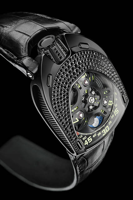 <strong>UR-106 ブラックロータス</strong><br />ケース｜ブラックダイヤモンド付きブラックPVD加工ステンレススチール）<br />サイズ｜縦49.4×横35mm<br />厚さ｜14.45mm<br />ムーブメント｜自動巻き（Cal.UR 6.01）<br />機能｜3つの回転する円盤で時刻を表示するアワーサテライト機構、ムーンフェイズ<br />ストラップ｜アリゲーター<br />防水｜3気圧<br />限定数｜11本<br />発売時期｜発売中<br />価格｜1150万円（税別）