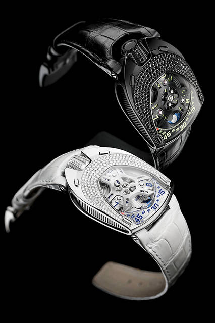 <strong>UR-106 ブラックロータス</strong>（写真上）<br />ケース｜ブラックダイヤモンド付きブラックPVD加工ステンレススチール）<br />サイズ｜縦49.4×横35mm<br />厚さ｜14.45mm<br />ムーブメント｜自動巻き（Cal.UR 6.01）<br />機能｜3つの回転する円盤で時刻を表示するアワーサテライト機構、ムーンフェイズ<br />ストラップ｜アリゲーター<br />防水｜3気圧<br />限定数｜11本<br />発売時期｜発売中<br />価格｜1150万円（税別）<br /><br /><strong>UR-106 ロータス</strong>（写真下）<br />ケース｜ダイヤモンド付きステンレススチール<br />サイズ｜縦49.4×横35mm<br />厚さ｜14.45mm<br />ムーブメント｜自動巻き（Cal.UR 6.01）<br />機能｜3つの回転する円盤で時刻を表示するアワーサテライト機構、ムーンフェイズ<br />ストラップ｜アリゲーター<br />防水｜3気圧<br />限定数｜11本<br />発売中<br />価格｜1150万円（税別）