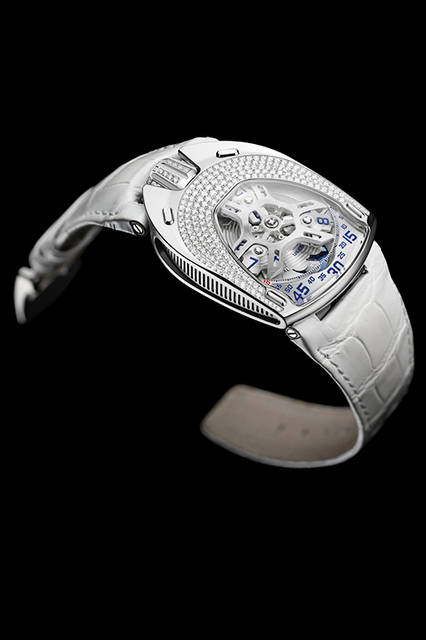 <strong>UR-106 ロータス</strong><br />ケース｜ダイヤモンド付きステンレススチール<br />サイズ｜縦49.4×横35mm<br />厚さ｜14.45mm<br />ムーブメント｜自動巻き（Cal.UR 6.01）<br />機能｜3つの回転する円盤で時刻を表示するアワーサテライト機構、ムーンフェイズ<br />ストラップ｜アリゲーター<br />防水｜3気圧<br />限定数｜11本<br />発売中<br />価格｜1150万円（税別）